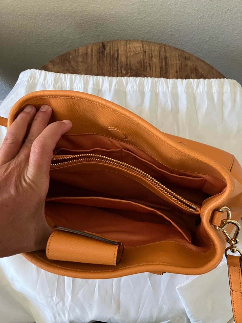 Coach Orange Leather Shoulder Bag with Gold Hardware Never used, in dust cover - Picture 4 of 7
